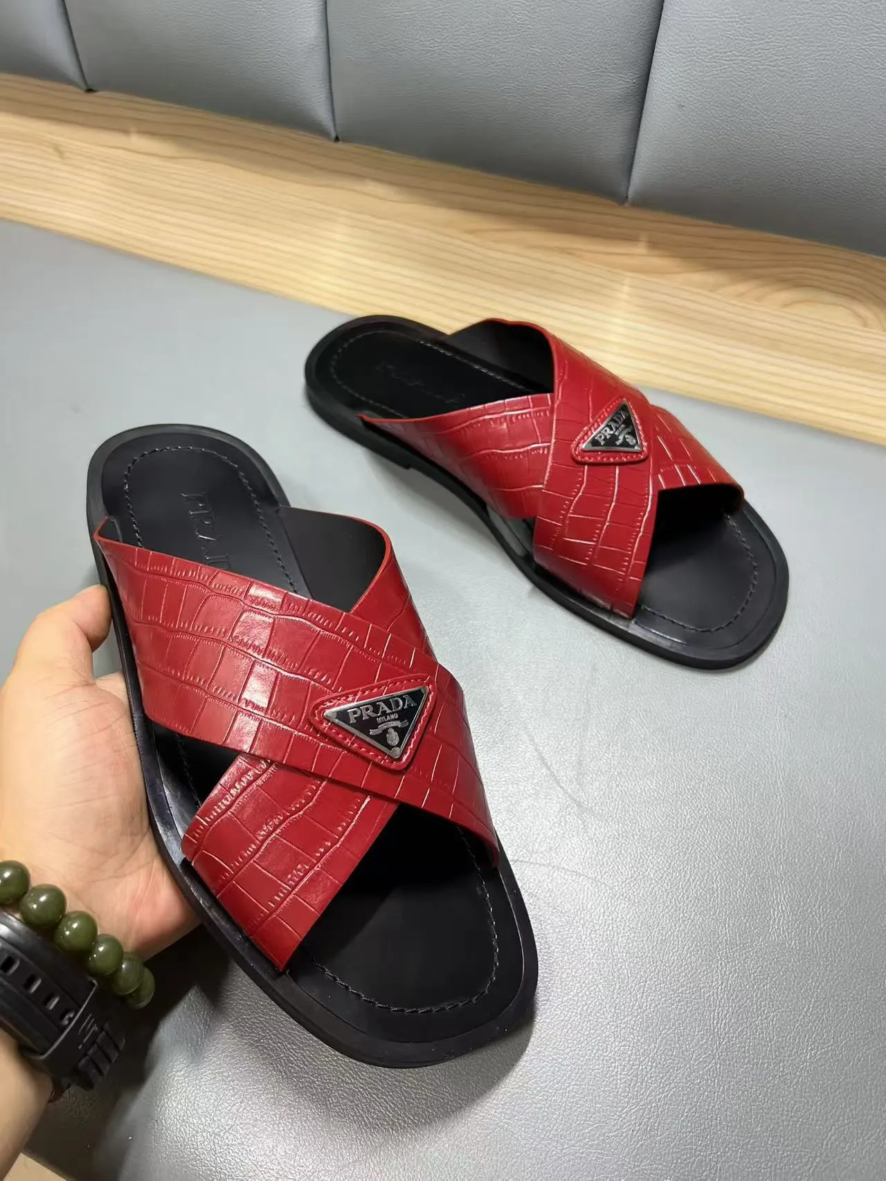 340💰PRADA Prada’s latest slippers are synchronized with the official website. This slipper is made of the brand’s unique and iconic Saffiano leather. The brand logo jumps out from the double straps, and the brand style is clearly visible. Cowhide gives men elegant charm and functional design, making it an ideal choice for vacation and leisure. Size:38-45